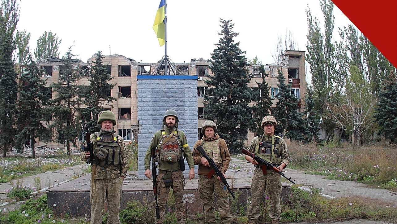 trégua humanitária em Oleshky: rua de Vysokopillia, na região de Kherson, após a libertação da cidade, com bandeira da Ucrânia