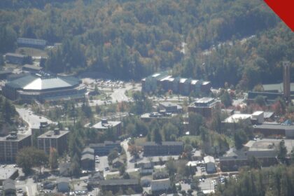 Vista aérea da Appalachian State University, campus do evento que registrou 700 decisões por Jesus entre estudantes