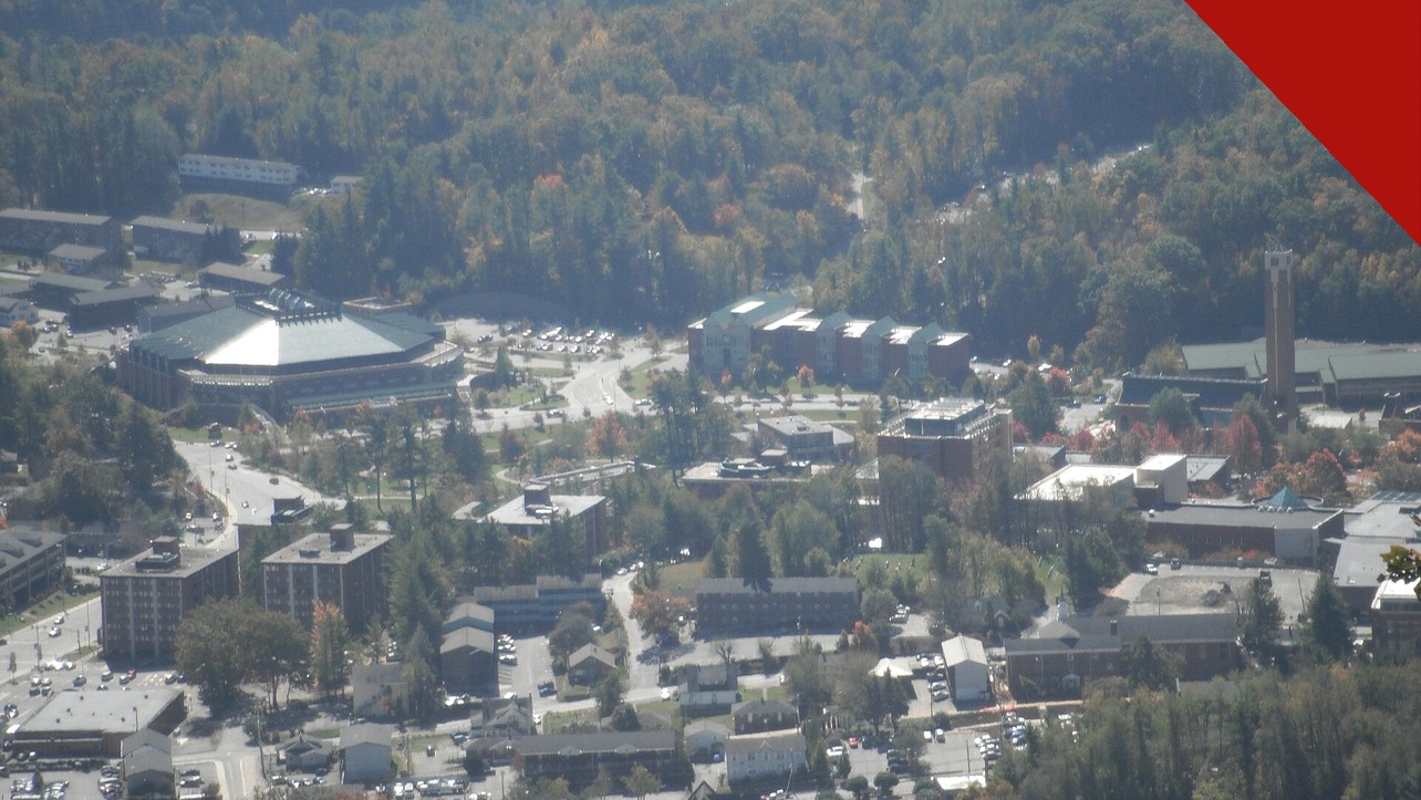 Vista aérea da Appalachian State University, campus do evento que registrou 700 decisões por Jesus entre estudantes
