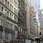 ataques contra judeus em Nova York: rua do Diamond District, em Manhattan, com joalherias e pedestres atravessando a via