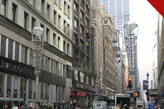 ataques contra judeus em Nova York: rua do Diamond District, em Manhattan, com joalherias e pedestres atravessando a via