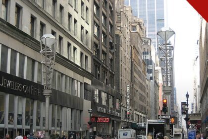 ataques contra judeus em Nova York: rua do Diamond District, em Manhattan, com joalherias e pedestres atravessando a via