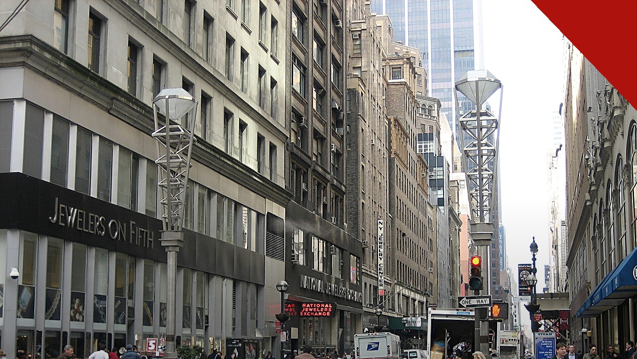 ataques contra judeus em Nova York: rua do Diamond District, em Manhattan, com joalherias e pedestres atravessando a via
