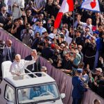 amor ao próximo segundo o Papa: Papa Leão XIV acenando aos fiéis no papamóvel, cercado pela multidão no Vaticano