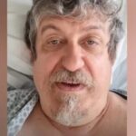 Pastor Luiz Sayão na UTI: o teólogo deitado no leito do hospital em Blumenau, gravando o vídeo em que fala do novo episódio de AVC