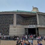 Virgem de Guadalupe reúne líderes hispânicos: Nova Basílica de Nossa Senhora de Guadalupe, na Cidade do México, com peregrinos na entrada