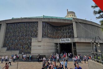 Virgem de Guadalupe reúne líderes hispânicos: Nova Basílica de Nossa Senhora de Guadalupe, na Cidade do México, com peregrinos na entrada