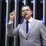 Sóstenes pede misericórdia para o Brasil: deputado Sóstenes Cavalcante discursando ao microfone na Câmara dos Deputados, de terno cinza e gravata azul