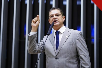 Sóstenes pede misericórdia para o Brasil: deputado Sóstenes Cavalcante discursando ao microfone na Câmara dos Deputados, de terno cinza e gravata azul