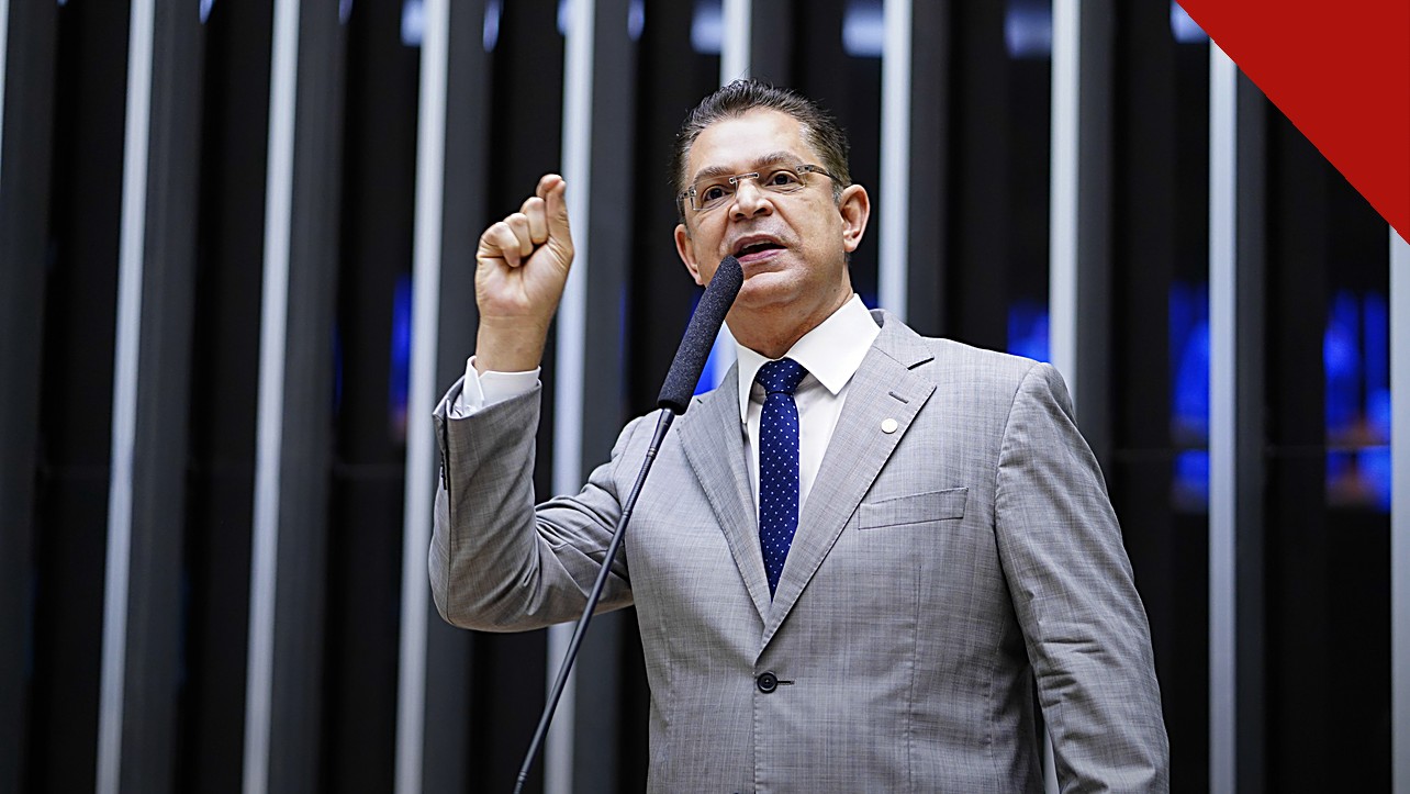 Sóstenes pede misericórdia para o Brasil: deputado Sóstenes Cavalcante discursando ao microfone na Câmara dos Deputados, de terno cinza e gravata azul