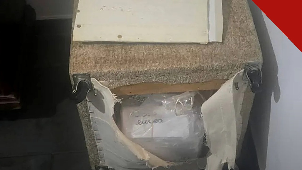 polícia apreende dinheiro em pufe de delegada: pufe aberto com um pacote de dinheiro escondido no fundo do móvel, em Santo André