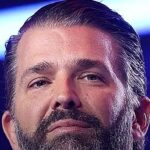 Trump Jr critica silêncio da imprensa americana: Donald Trump Jr. em retrato próximo, de barba, olhando para a câmera em evento nos Estados Unidos