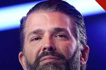 Trump Jr critica silêncio da imprensa americana: Donald Trump Jr. em retrato próximo, de barba, olhando para a câmera em evento nos Estados Unidos