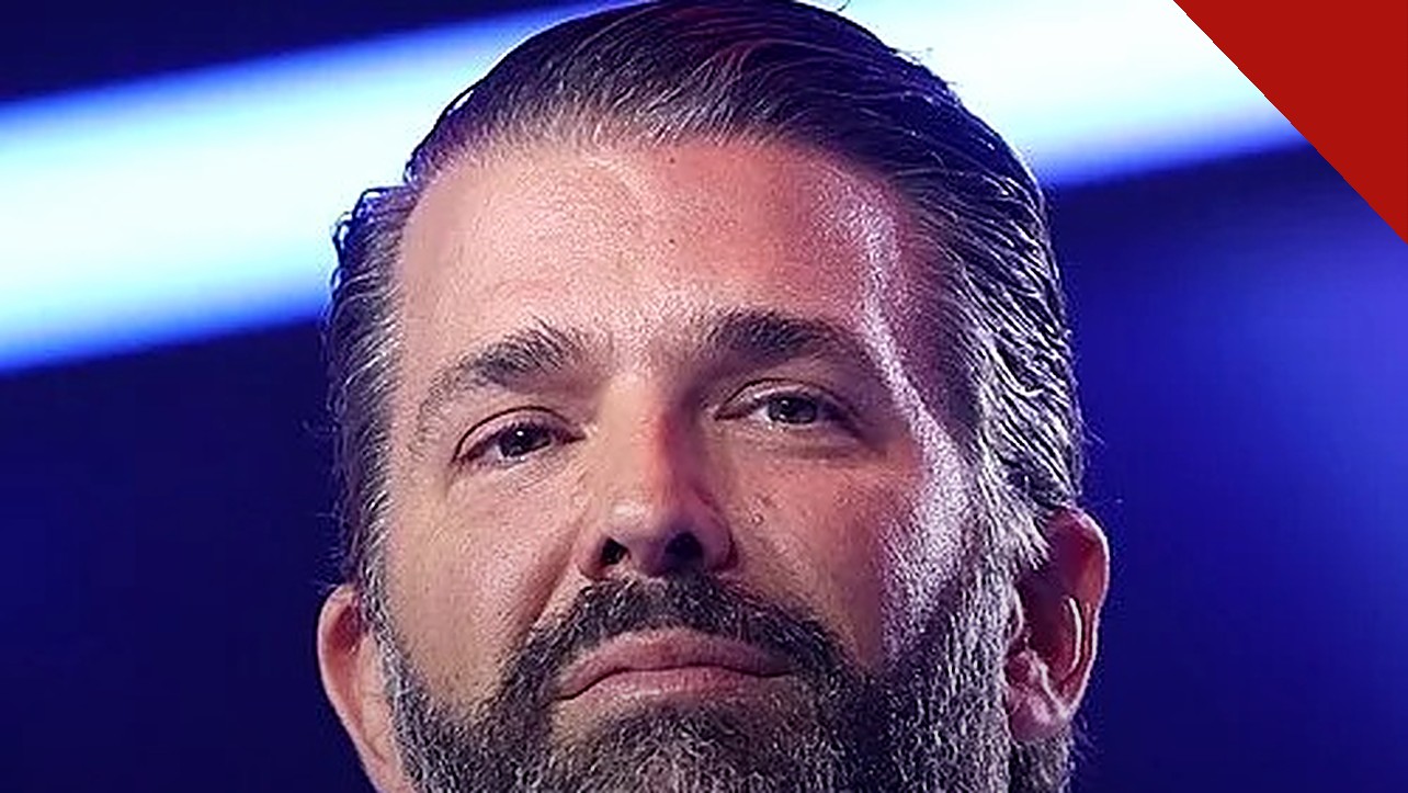 Trump Jr critica silêncio da imprensa americana: Donald Trump Jr. em retrato próximo, de barba, olhando para a câmera em evento nos Estados Unidos
