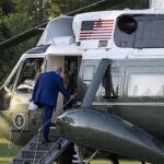 Trump decide entre acordo ou ataque ao Irã: Donald Trump embarcando no helicóptero Marine One no gramado sul da Casa Branca, com um fuzileiro em continência