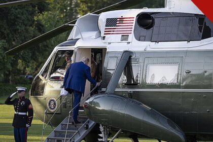 Trump decide entre acordo ou ataque ao Irã: Donald Trump embarcando no helicóptero Marine One no gramado sul da Casa Branca, com um fuzileiro em continência