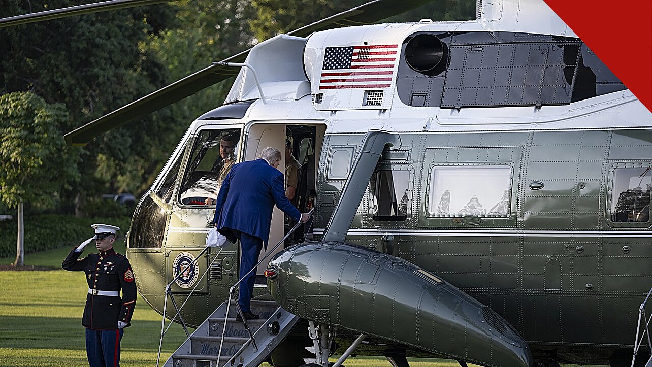 Trump decide entre acordo ou ataque ao Irã: Donald Trump embarcando no helicóptero Marine One no gramado sul da Casa Branca, com um fuzileiro em continência