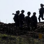 Israel faz maior exercício militar em anos: soldados israelenses em silhueta sobre uma colina no norte de Israel, durante o período de exercícios das FDI