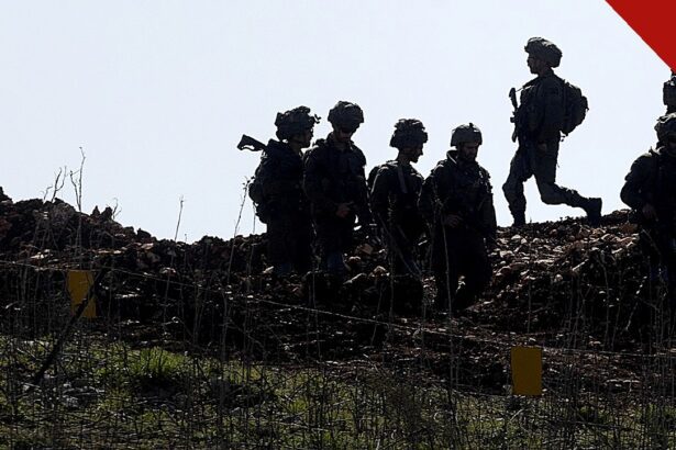 Israel faz maior exercício militar em anos: soldados israelenses em silhueta sobre uma colina no norte de Israel, durante o período de exercícios das FDI