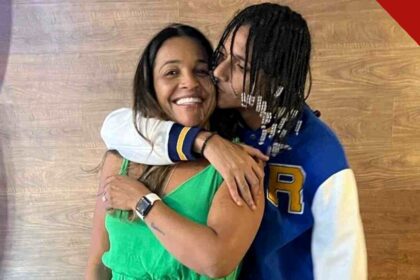 Mãe e irmão de Oruam presos: o cantor Oruam abraça a mãe, Marcia Gama, em foto de arquivo pessoal