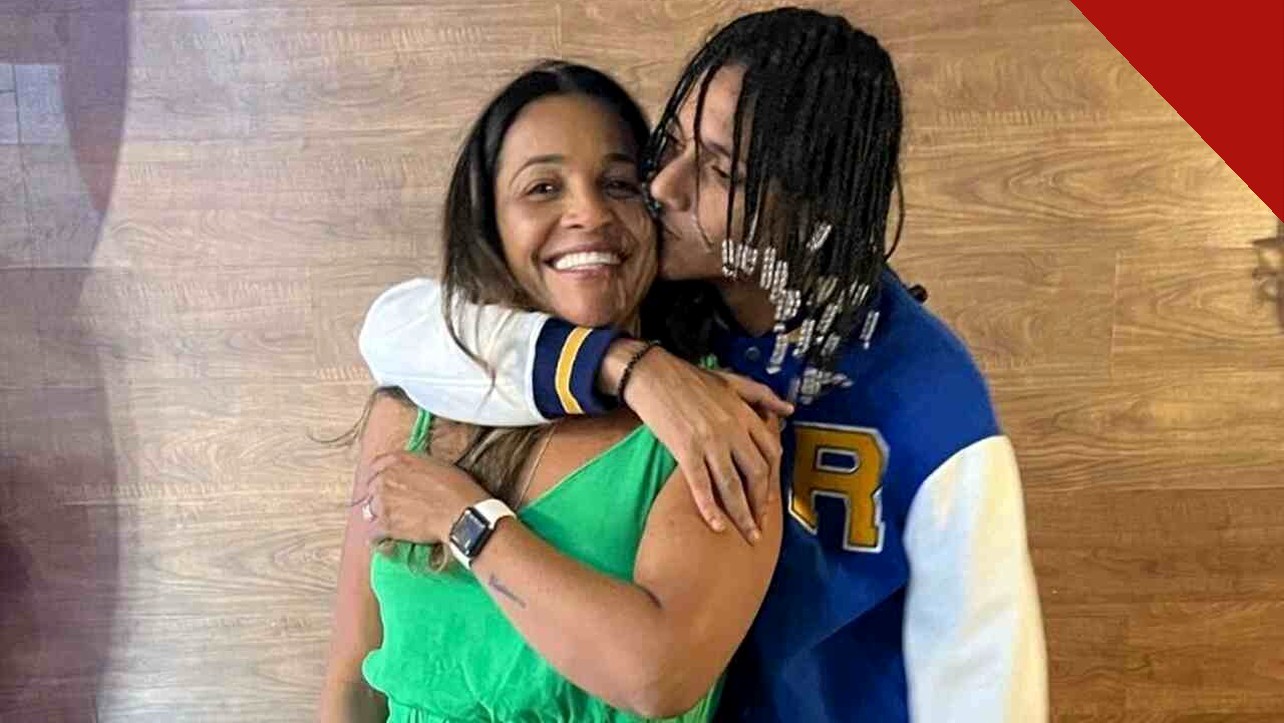Mãe e irmão de Oruam presos: o cantor Oruam abraça a mãe, Marcia Gama, em foto de arquivo pessoal