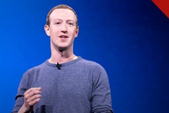 Zuckerberg avalia deixar a Califórnia: Mark Zuckerberg falando ao microfone em conferência da Meta, sobre fundo azul, com o rosto bem iluminado