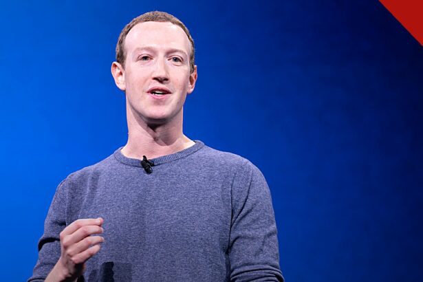 Zuckerberg avalia deixar a Califórnia: Mark Zuckerberg falando ao microfone em conferência da Meta, sobre fundo azul, com o rosto bem iluminado