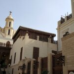 Igreja no Egito mantém jovens na fé: fachada da Igreja Suspensa, no Cairo Antigo, com as duas torres sineiras e as cruzes coptas