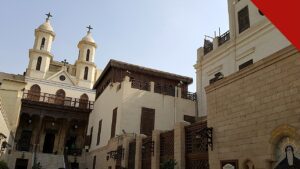 Igreja no Egito mantém jovens na fé: fachada da Igreja Suspensa, no Cairo Antigo, com as duas torres sineiras e as cruzes coptas