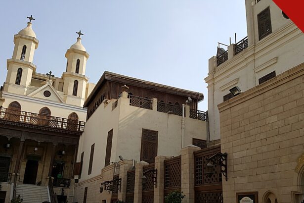 Igreja no Egito mantém jovens na fé: fachada da Igreja Suspensa, no Cairo Antigo, com as duas torres sineiras e as cruzes coptas