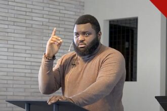 blogueiro cristão Samuel Sey será deportado: Samuel Sey durante pregação registrada em vídeo