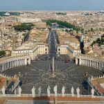 Papa reza por vítimas de atentado na Jordânia: Praça de São Pedro, no Vaticano, repleta de peregrinos durante a oração do Angelus deste domingo