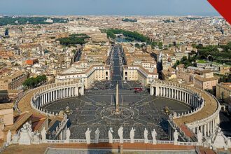 Papa reza por vítimas de atentado na Jordânia: Praça de São Pedro, no Vaticano, repleta de peregrinos durante a oração do Angelus deste domingo