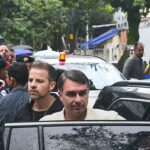senador Shane Jett diz que eleição foi roubada: Flávio Bolsonaro ao deixar o local de votação no Rio de Janeiro, no domingo do segundo turno