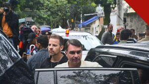senador Shane Jett diz que eleição foi roubada: Flávio Bolsonaro ao deixar o local de votação no Rio de Janeiro, no domingo do segundo turno