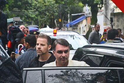 senador Shane Jett diz que eleição foi roubada: Flávio Bolsonaro ao deixar o local de votação no Rio de Janeiro, no domingo do segundo turno