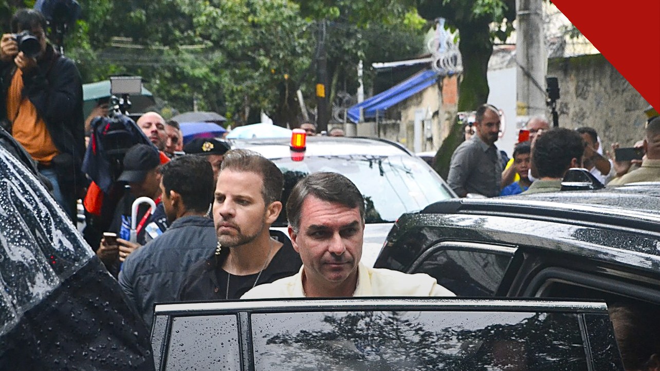 senador Shane Jett diz que eleição foi roubada: Flávio Bolsonaro ao deixar o local de votação no Rio de Janeiro, no domingo do segundo turno