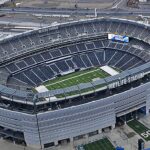 técnico de futebol americano morre durante jogo: estádio de futebol americano nos Estados Unidos, em imagem aérea de arquivo