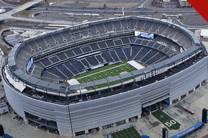 técnico de futebol americano morre durante jogo: estádio de futebol americano nos Estados Unidos, em imagem aérea de arquivo