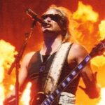 Kid Rock lança álbum cristão: o cantor canta e toca guitarra em show com chamas ao fundo do palco