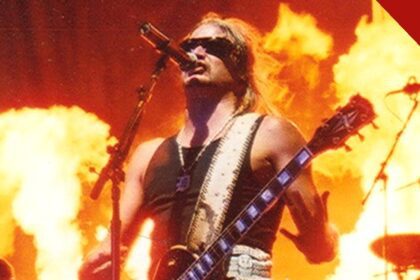 Kid Rock lança álbum cristão: o cantor canta e toca guitarra em show com chamas ao fundo do palco
