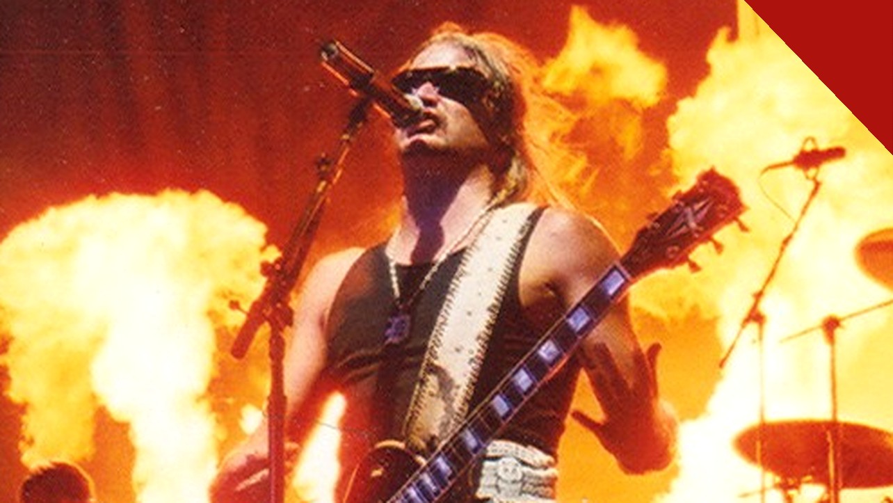Kid Rock lança álbum cristão: o cantor canta e toca guitarra em show com chamas ao fundo do palco