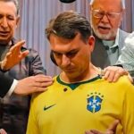 campanhas de oração marcaram reta final da eleição: Flávio Bolsonaro, de camisa da seleção brasileira, recebe oração de pastores durante a campanha
