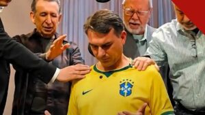 campanhas de oração marcaram reta final da eleição: Flávio Bolsonaro, de camisa da seleção brasileira, recebe oração de pastores durante a campanha