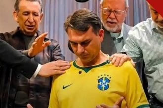 campanhas de oração marcaram reta final da eleição: Flávio Bolsonaro, de camisa da seleção brasileira, recebe oração de pastores durante a campanha