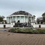 igreja destruída por míssil na Ucrânia busca resistir: a Igreja de Boas Novas, em Kramatorsk, com a cúpula destruída e escombros ao redor após o ataque