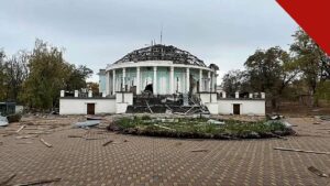 igreja destruída por míssil na Ucrânia busca resistir: a Igreja de Boas Novas, em Kramatorsk, com a cúpula destruída e escombros ao redor após o ataque