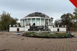 igreja destruída por míssil na Ucrânia busca resistir: a Igreja de Boas Novas, em Kramatorsk, com a cúpula destruída e escombros ao redor após o ataque