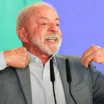 líderes mundiais parabenizam Lula: presidente Lula sorrindo e comemorando durante pronunciamento após a reeleição