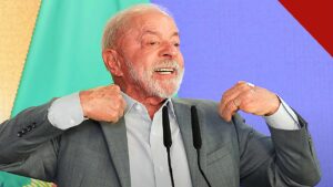 líderes mundiais parabenizam Lula: presidente Lula sorrindo e comemorando durante pronunciamento após a reeleição